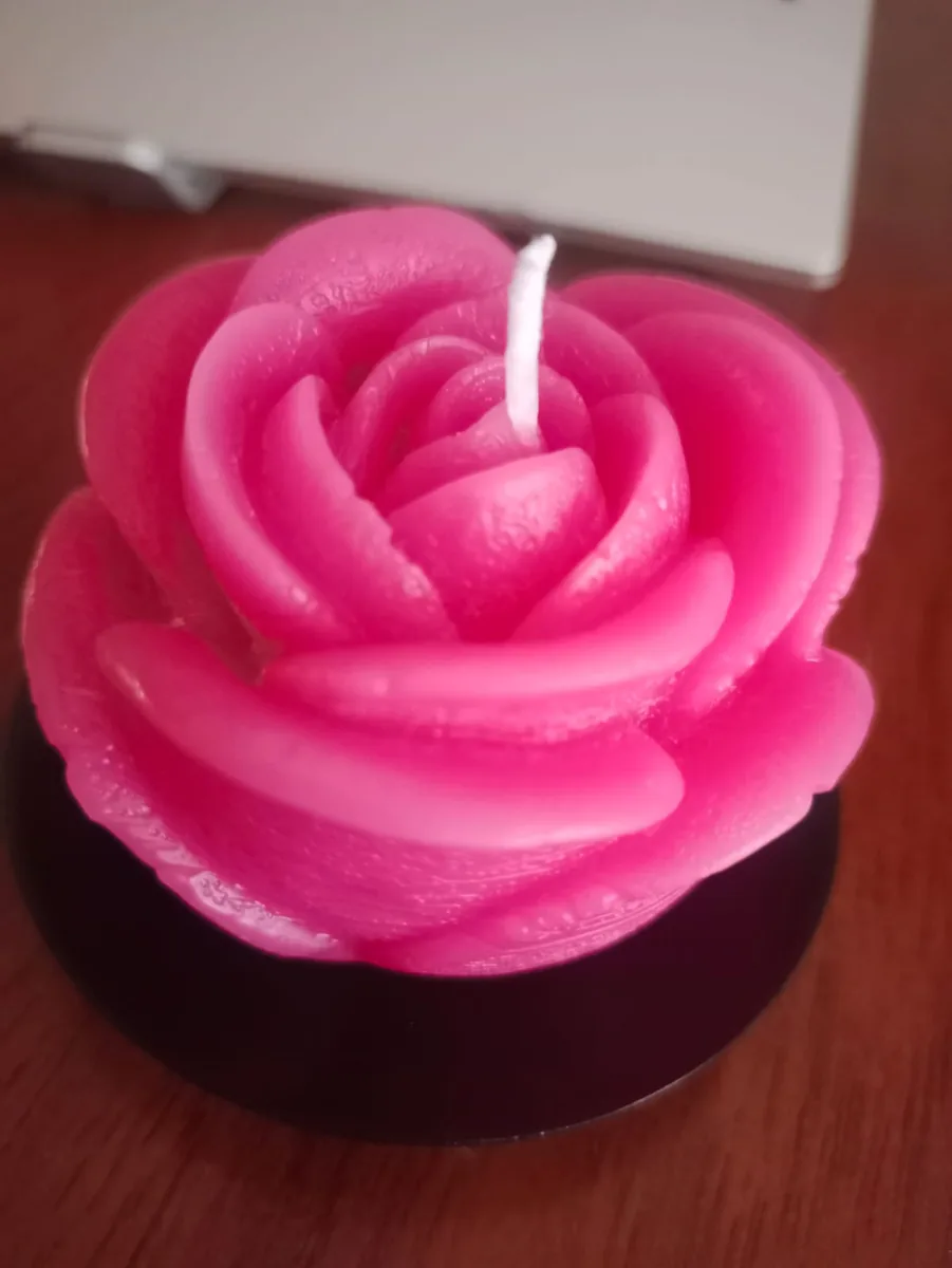 Vela artesanal rosa de Los Aromas de Rafa