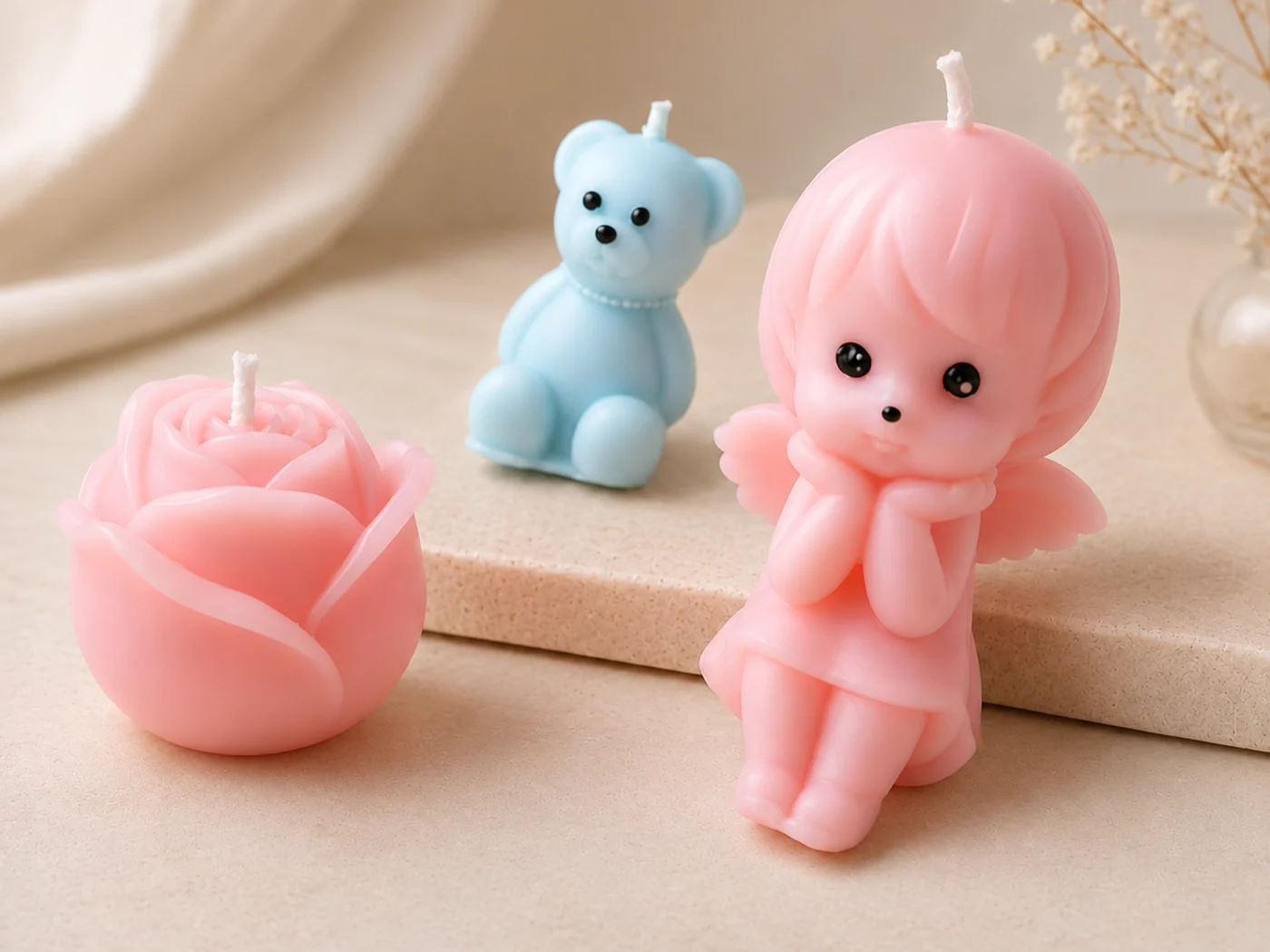 Set artesanal con vela de ángel, osito y rosa de Los Aromas de Rafa